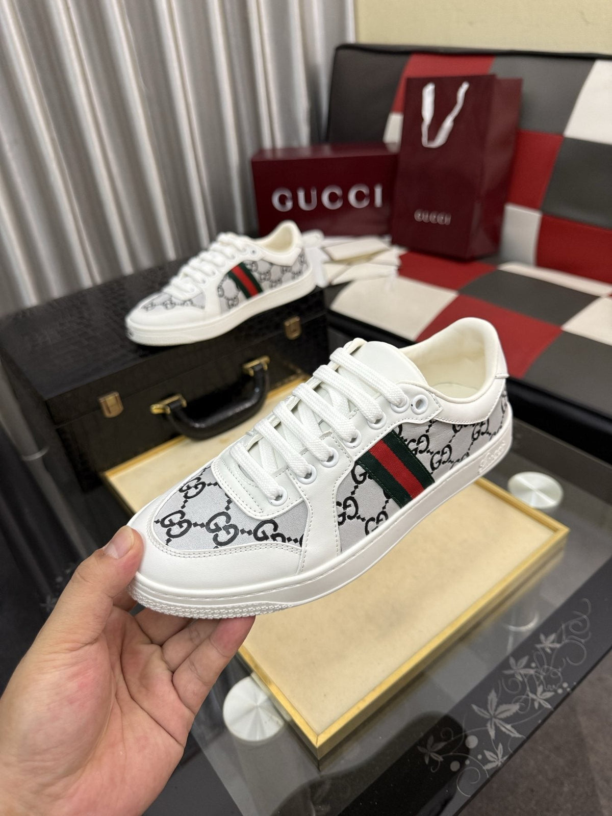 Gucci Patterned Stripe Low-Top Sneakers — model